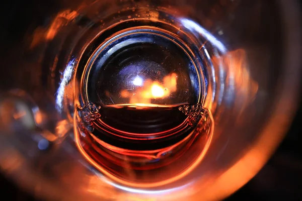 Zicht op vuur door glas rode wijn — Stockfoto