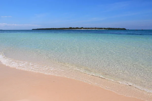 Bonita playa en la isla en el océano — Foto de Stock