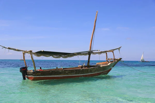 Barco de madera en el océano — Foto de Stock