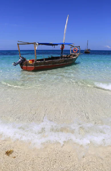 Деревянная моторная лодка на поверхности океана — стоковое фото