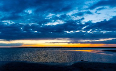 göl üzerinde susnet bulutlar