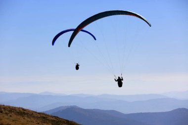 havada uçan yamaç paraşütü