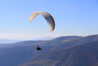 gökyüzünde uçan yamaç paraşütü