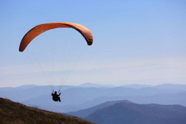 gökyüzünde uçan yamaç paraşütü