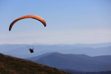 dağlarda uçan yamaç paraşütü