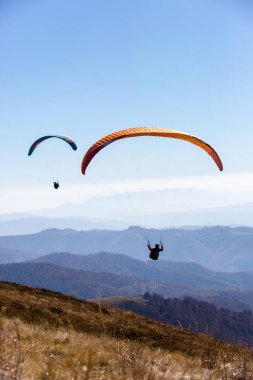 havada uçan yamaç paraşütü