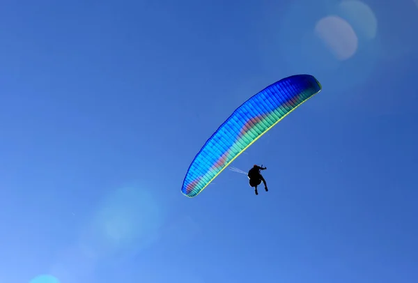 Летающий параплан в небе — стоковое фото