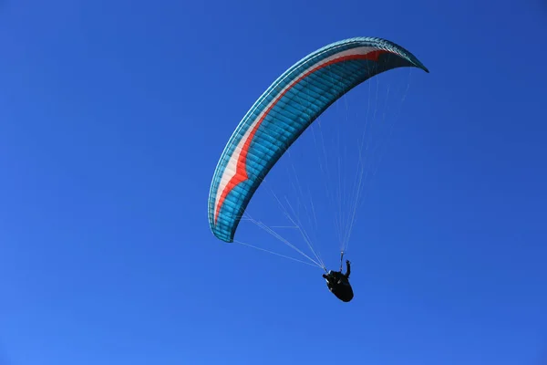 Latający Paralotnia na niebie — Zdjęcie stockowe