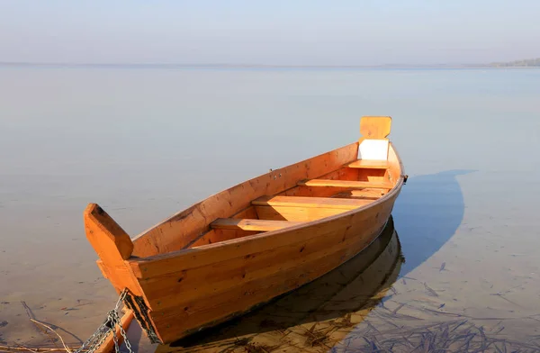 Wooden boat on lake — Stock Photo, Image