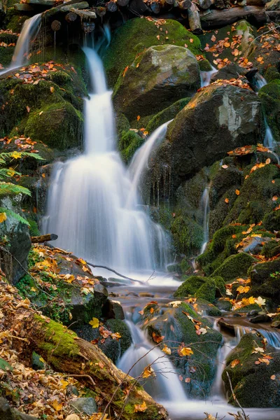 Vattenfall i höstskogen — Stockfoto