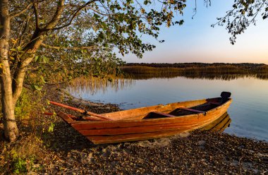 göl kıyısında ahşap tekne