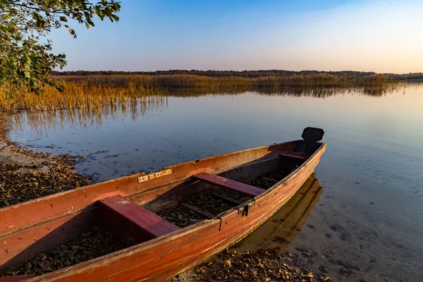 Old wooden boat on lake — Stock Photo, Image