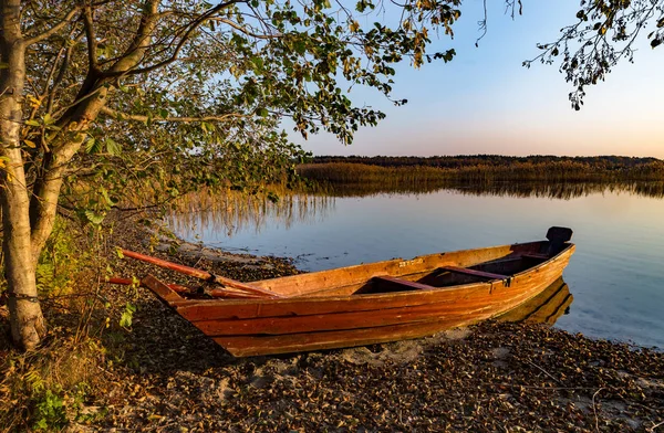 湖岸上的木船 — 图库照片