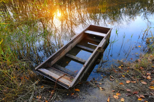 Wooden boat on river bank — Stock Photo, Image