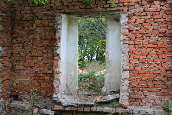 Rám okna staré bourací budovy — Stock fotografie