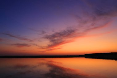 göl üzerinde güzel akşam gökyüzü