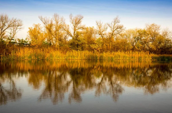 Scena autunnale sul fiume — Foto Stock