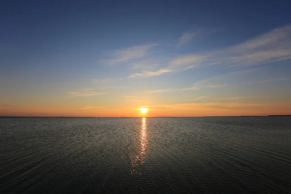 Gölün Yüzeyinde Güzel Bir Günbatımı Sahnesi — Stok fotoğraf