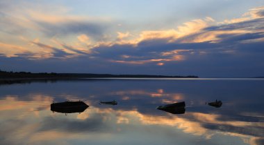 Gölde sakin bir akşam manzarası