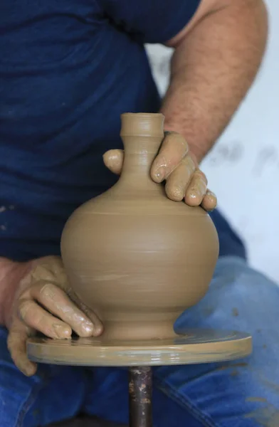 陶瓷瓶是用陶工的手在陶瓷轮上制成的 — 图库照片
