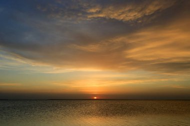 Gün batımında deniz üzerinde güzel bir akşam gökyüzü