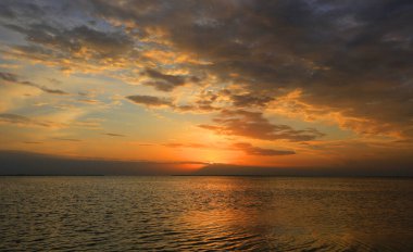 Denizde kızıl gün batımını görkemli