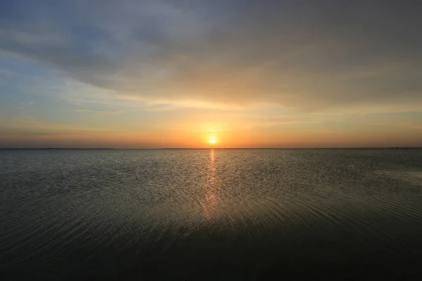 Akşam Manzarası Deniz Üzerinde Gün Batımı — Stok fotoğraf