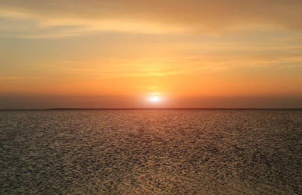 Trevlig Varm Solnedgång Scen Över Sjö Vattenytan — Stockfoto