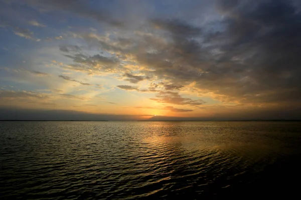 Величественный Пейзаж Заката Над Морской Водой — стоковое фото