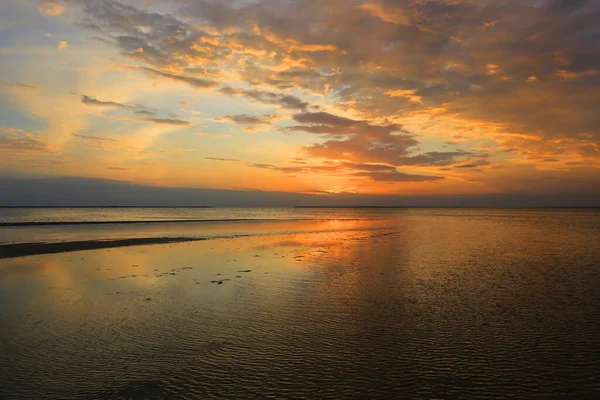 Красивый Пейзаж Заката Над Морским Берегом — стоковое фото