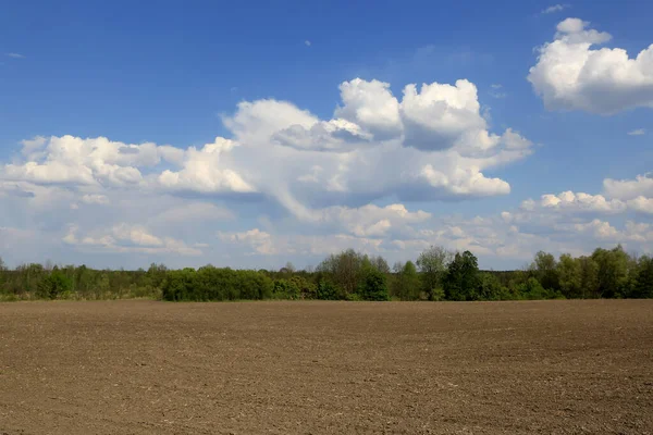 Gepflügtes Landwirtschaftliches Feld Unter Schönem Frühlingshimmel — Stockfoto