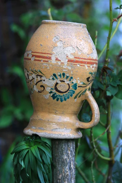 Old Cracked Traditional Ukrainian Clay Jug Wooden Fence Garden — Stock Photo, Image