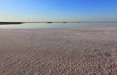 Mavi gökyüzünün altında kuru tuz gölü