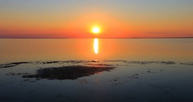 Deniz kıyısında gün batımı sahnesi