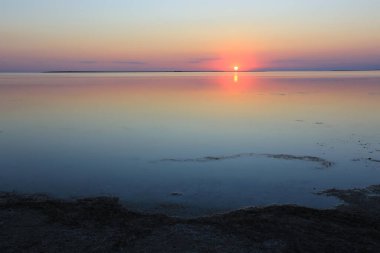 Deniz kıyısında sakin bir gün batımı