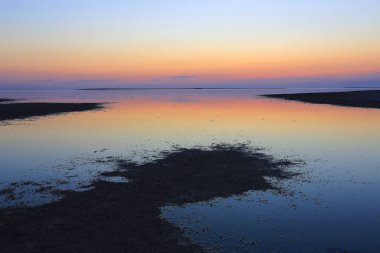 Gün batımından sonra sakin deniz manzarası
