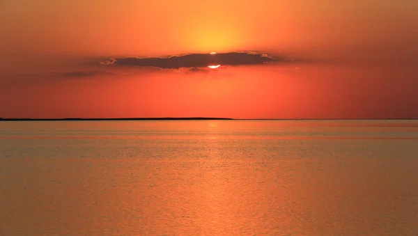 Kızıl Gün Batımı Manzarası Deniz Üzerinde Bulutların Ardında Güneş — Stok fotoğraf