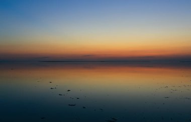 Gün batımından sonra denizde güzel bir gece sahnesi