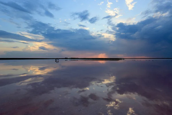 Fin Solnedgång Himmel Över Död Salt Sjö Vattenytan Den Ukraina — Stockfoto