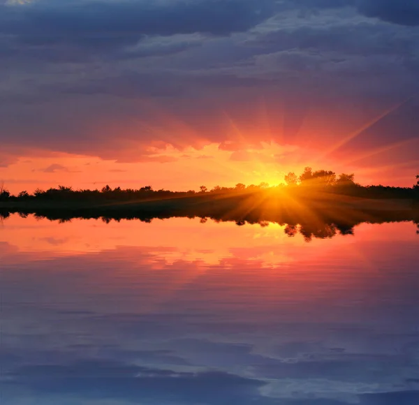 Bonito Atardecer Sobre Superficie Del Agua — Foto de Stock