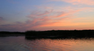 Gölde sakin bir gün batımı manzarası