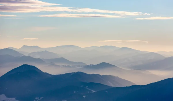 山の谷の朝の霧 スロバキアにあるタトラ山脈 — ストック写真