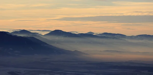 Paesaggio Invernale Con Nebbia Nella Valle Tramonto Prendere Slovacchia — Foto Stock