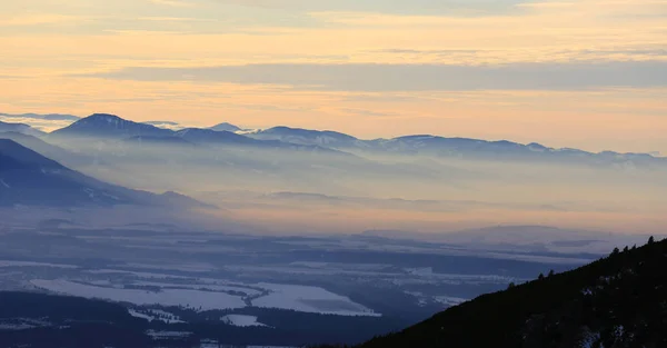 Mistig Avondlandschap Met Mist Wintervallei — Stockfoto