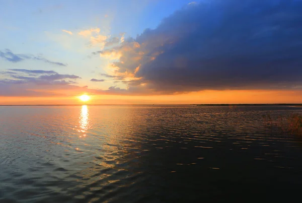 Ωραίο Ηλιοβασίλεμα Πάνω Από Την Επιφάνεια Της Λίμνης — Φωτογραφία Αρχείου