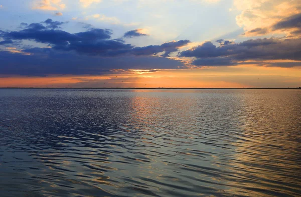 Красивая Тихая Сцена Заката Озере — стоковое фото