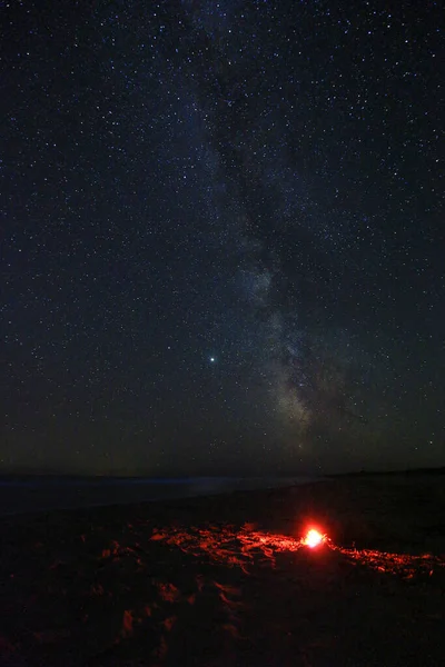 Escena Nocturna Con Galaxia Milkyway Sobre Fuego Campamento —  Fotos de Stock