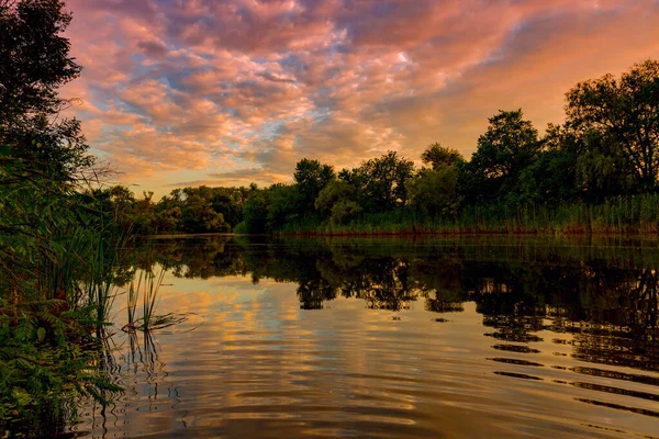 Bel Paesaggio Con Nuvole Serali Sul Fiume — Foto Stock