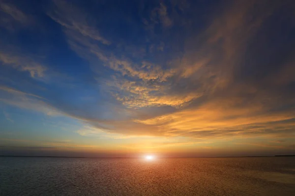 Mooie Zonsondergang Hemel Boven Zeewater Oppervlak — Stockfoto