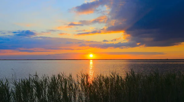 湖面上美丽的落日景观 — 图库照片